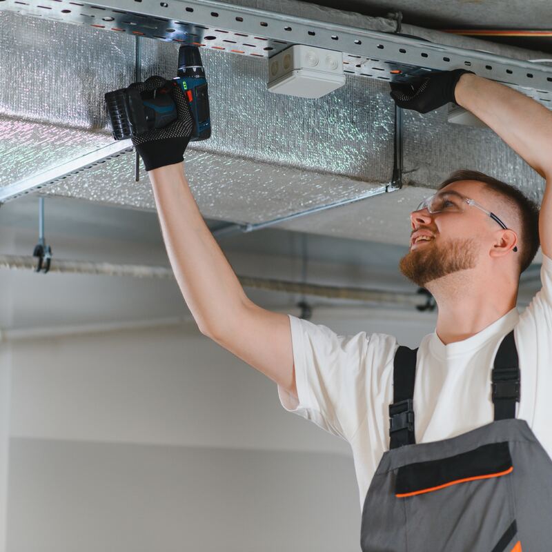Elektroinstallateur bei der Montage